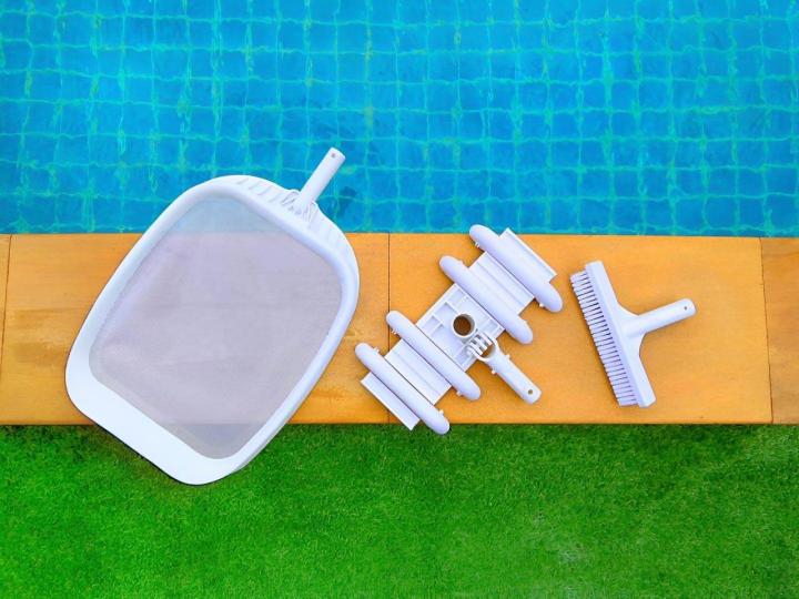Des accessoires et des produits d’entretien de piscine variés.